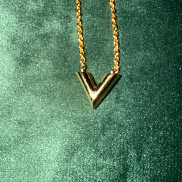 LOUIS VUITTON Essential V Necklace Gold Plated Size 18” Adjustable Full Inclu. - Picture 4 of 8